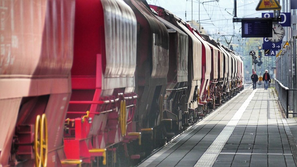 Expertos piden impulsar el transporte de mercancías en tren